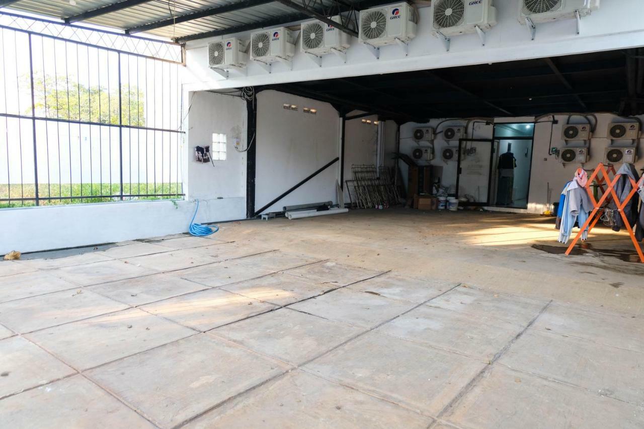 红多兹酒店-近艾哈迈德亚尼机场3号 三宝垄 外观 照片