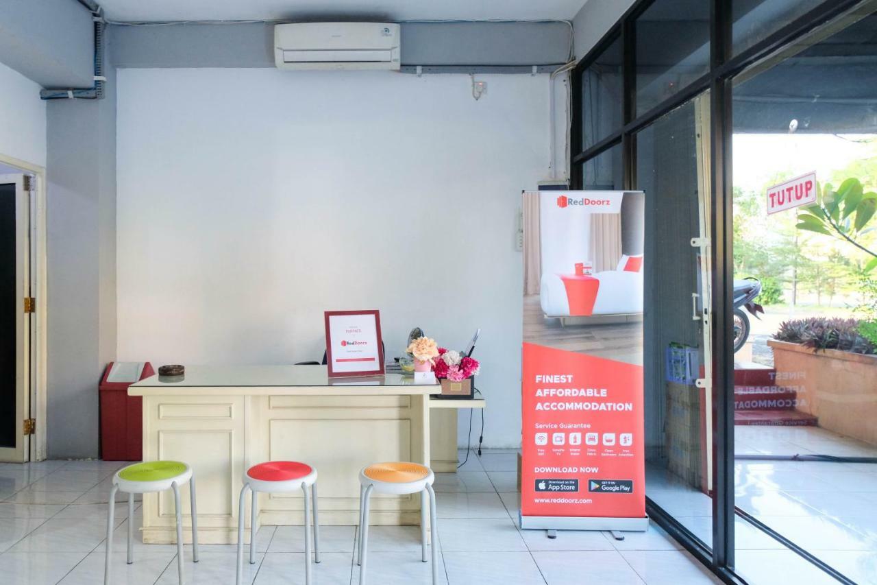 红多兹酒店-近艾哈迈德亚尼机场3号 三宝垄 外观 照片